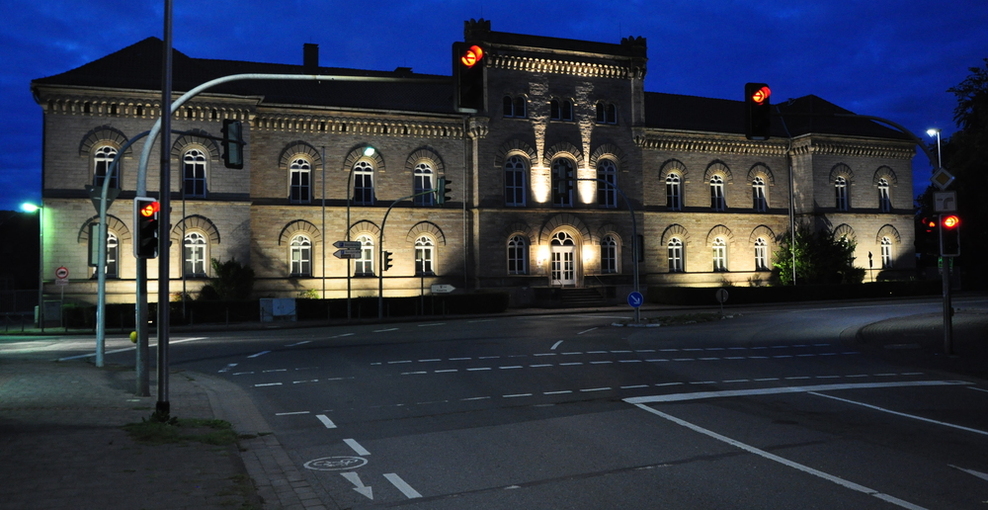 Hauptgebäude beleuchtet