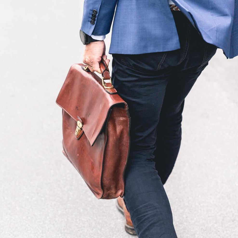 Symbolbild Arbeit: Person mit Aktentasche